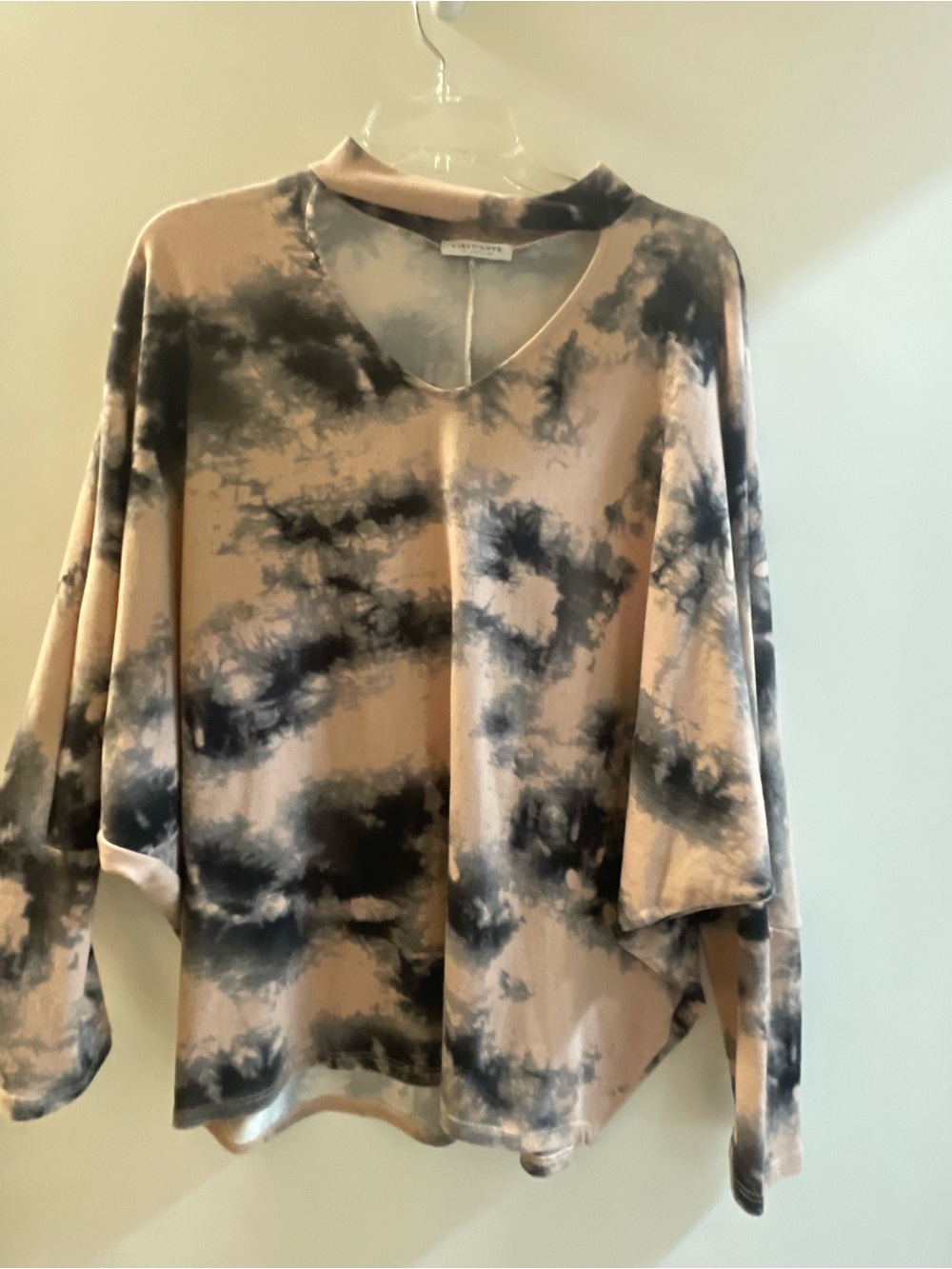 Tie-Dye V-Neck Long Sleeve Top in Beige and Black